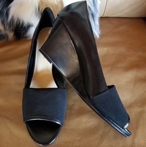Ellen Tracy black leather & scuba cloth wedges, 9m